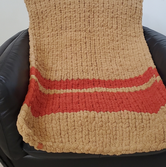 Handmade 65"×35" chunky blanket - Picture 3 of 12